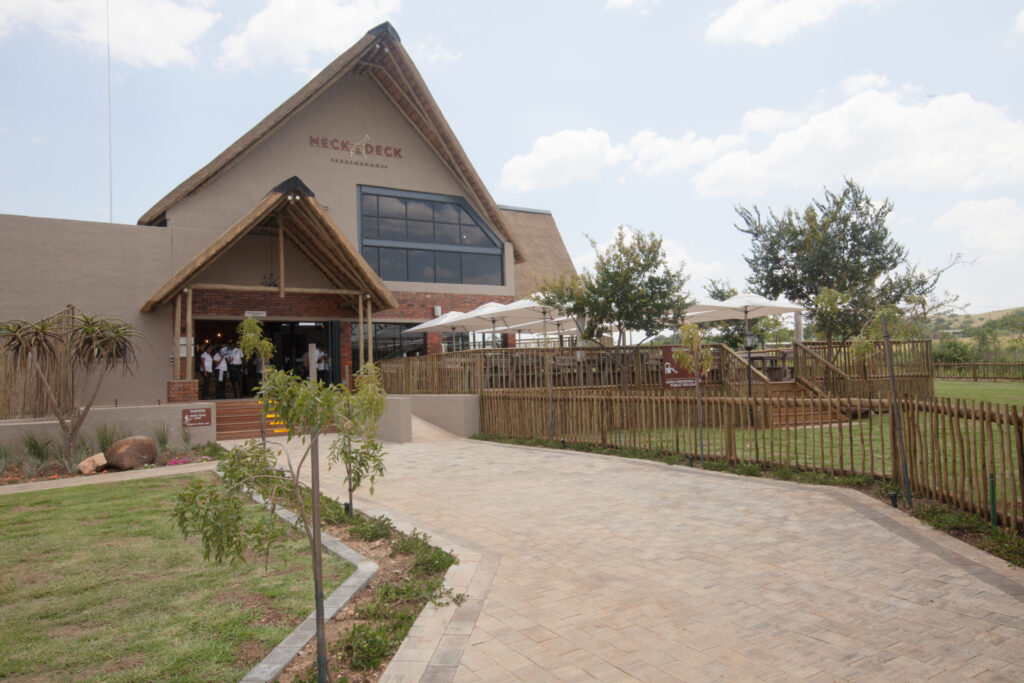 Five Reasons to Visit Bothongo Rhino & Lion Nature Reserve’s Iconic Neck & Deck Restaurant