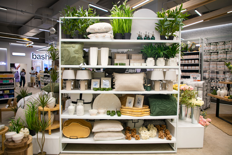 Jet welcomes new flagship Sandton City store with an enhanced value retail shopping experience 29 Jet Sandton Home 2